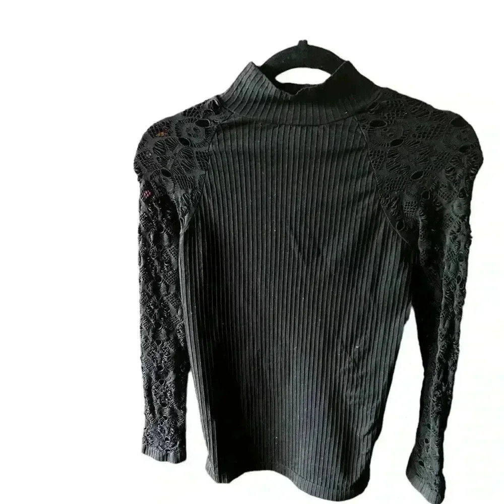 Nikki Bikki one size black ribbed mockneck bodycon‎ shirt with lace sleeves.EUC